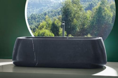 "Vian" freistehende Badewanne aus Nero Marquinia Marmor | Lapidispa® 